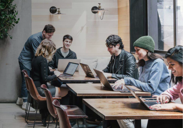 6 Freelancers using a restaurant as Alternative Coworking Spaces